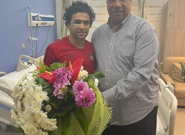 رئيس نادي الإتحاد السكندري يزور لاعب الفريق خالد الغندور بعد إصابته بكسر في عظام الوجه