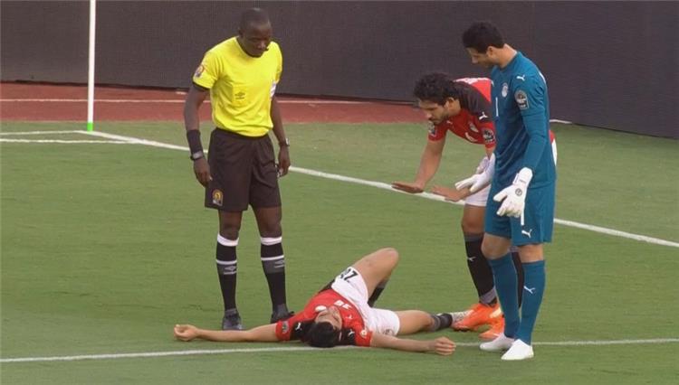أكرم توفيق يغادر مباراة مصر ونيجيريا مصاباً