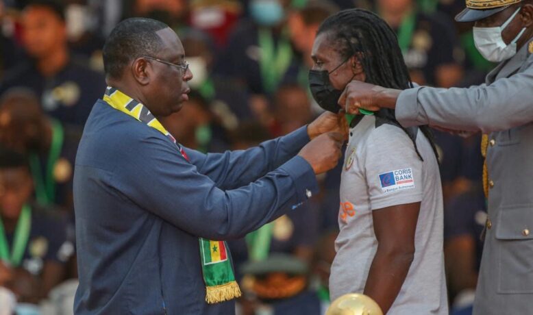 وسام وأراضٍ وأموال.. لاعبو السنغال ينعمون بهدايا ثمينة
