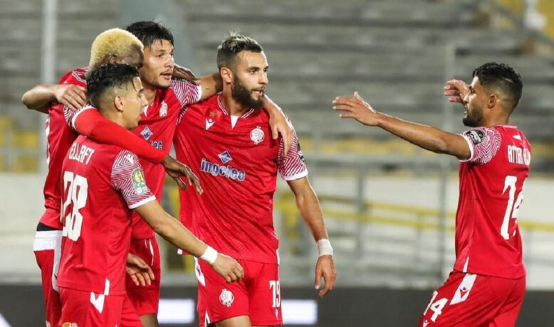 صور.. احتفال لاعبي الوداد مع الجماهير بعد هزيمة الزمالك