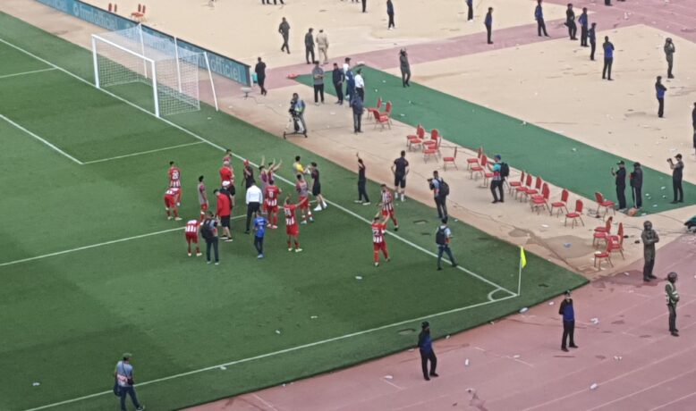 لاعبو المغرب التطواني يعتذرون من جماهيرهم