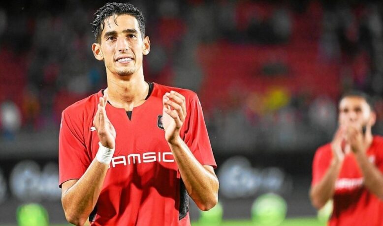 مدافع المنتخب المغربي يتلقى عرضين من ناديين عريقين