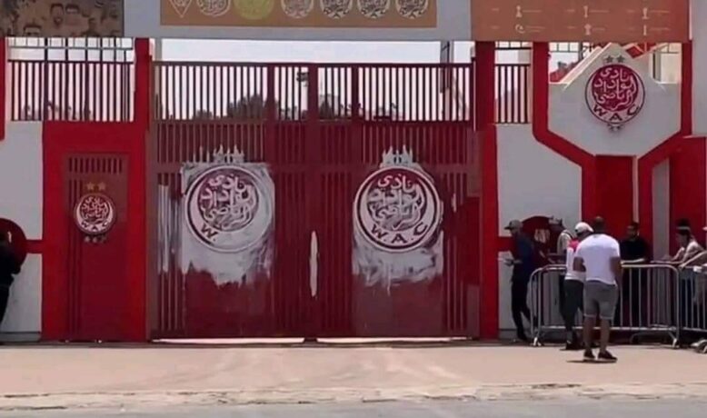 مجهولون يلطخون بوابة ملعب الوداد