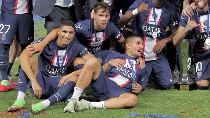 ‫أشرف حكيمي يظفر بأول لقب له رفقة باريس سان جرمان هذا الموسم‬