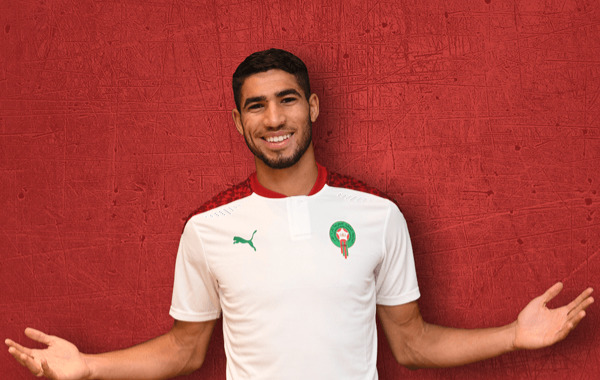 المنتخب المغربي بقميصه الأبيض في مواجهة الشيلي