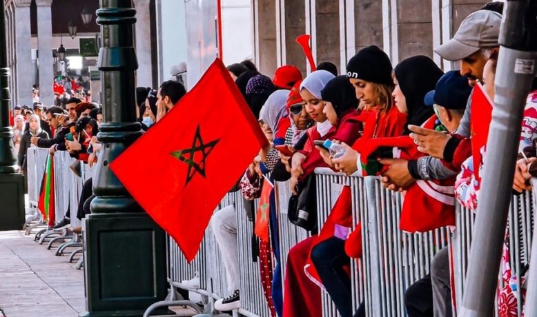 أعداد غفيرة من الجماهير المغربية في انتظار الأسود بشوارع الرباط