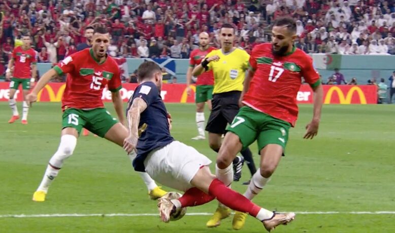 حكم مباراة المغرب وفرنسا يرد على انتقادات المغاربة