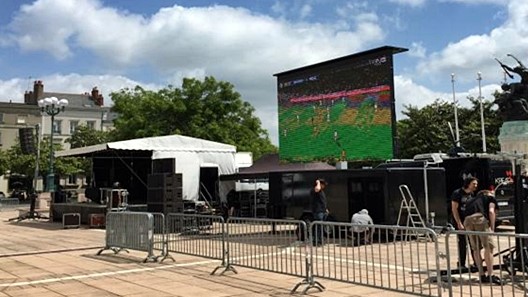 شاشات عملاقة لمتابعة مباراة الأسود أمام إسبانيا بالمدن السياحية