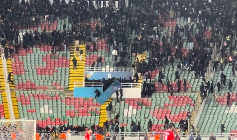 شغب بعض جماهير الجيش يتسبب في إغلاق المدرجين 6 و7 بملعب الرباط