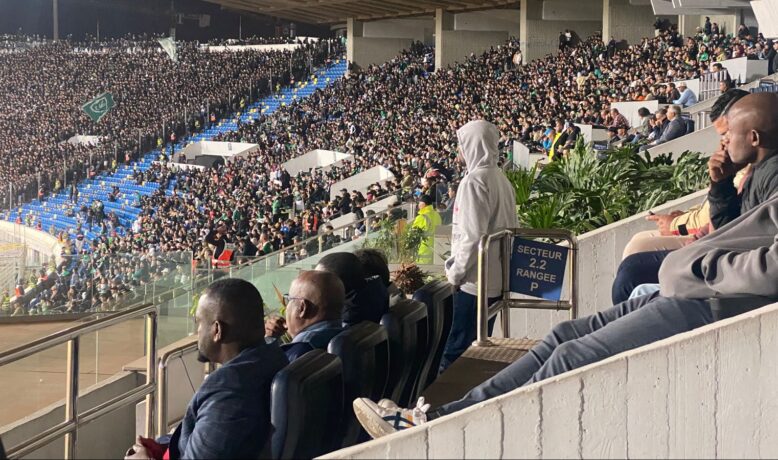 فرد من بعثة سيمبا يتفاعل بحرارة مع أهازيج الكورفا سود