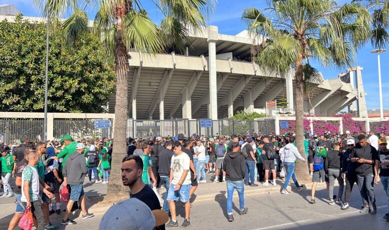 إغلاق أبواب مركب محمد الخامس في وجه الجماهير قبل انطلاق مباراة الرجاء و الأهلي