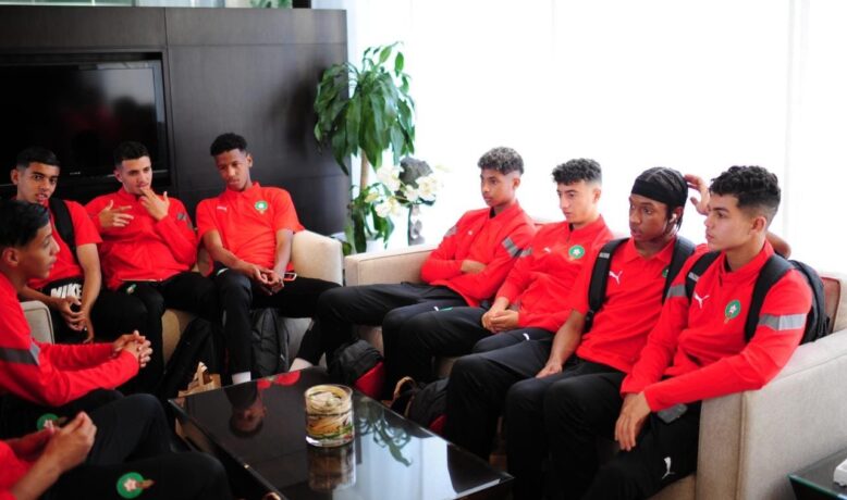 نجم المنتخب المغربي وبادو الزاكي يحضيان بتكريم خاص