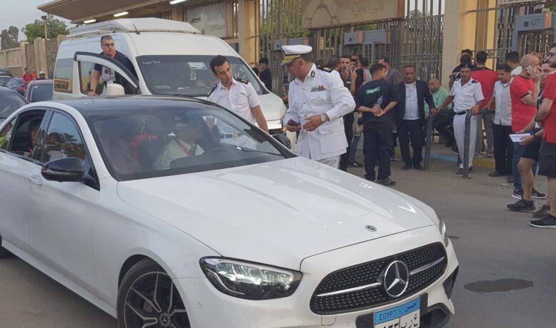 مسؤولو استاد القاهرة يعرقلون دخول الناصري وبعثة الوداد