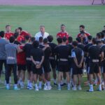 الخطيب يزور لاعبيه خلال تحضيراتهم لمباراة الوداد الرياضي