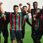 لاعب من الجيش الملكي في مواجهة الأسود بالرباط