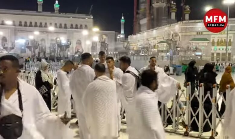بالفيديو..لاعبو الرجاء في الحرم المكي بعد أداء مناسك العمرة