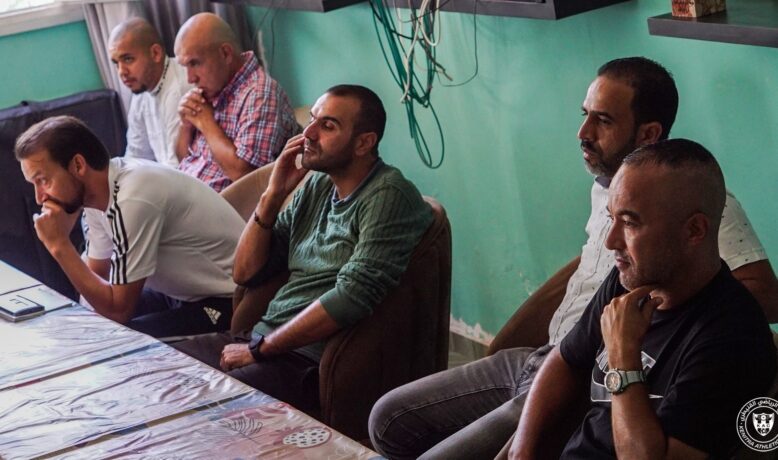 رئيس فريق مغربي يُخيّر لاعبيه بين فتح الحصص التدريبية للجماهير أو تطوير مستواهم